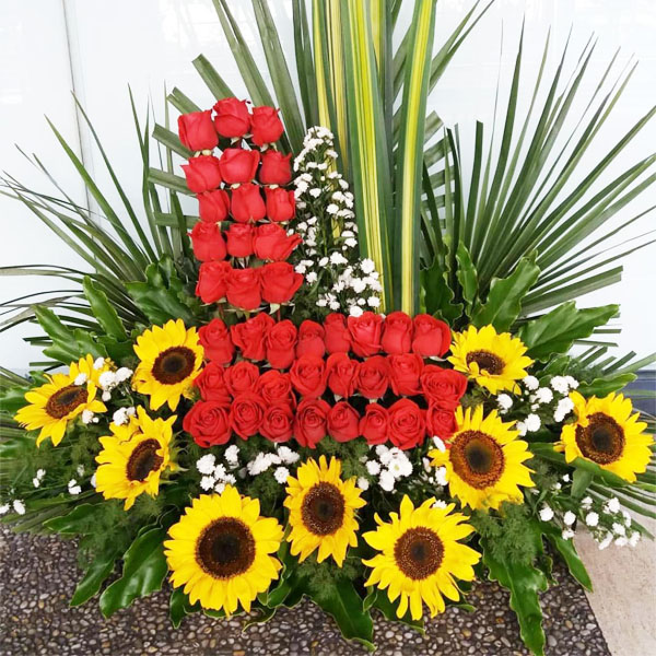Arreglo floral de rosas rojas y girasoles para aniversario y cumpleaños –  Floristería Managua